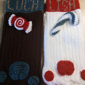 Détail des chaussettes des enfants, Lisa et Luca, l'une marron à détails verts, l'autre blanche à détails rouge, aux prénoms crochetés en doré