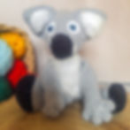 Brume, koala gris clair au crochet, de face