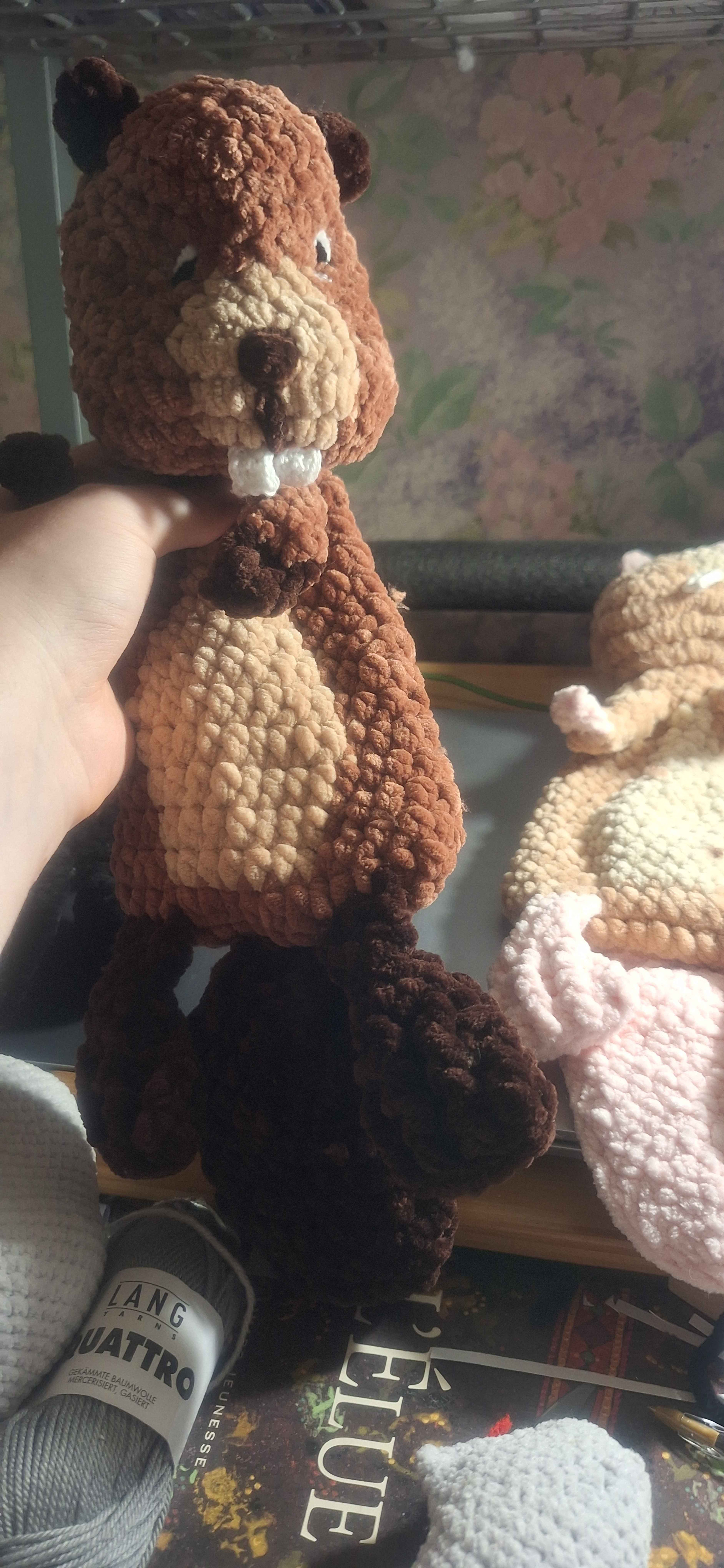 Fauve, castor au pelage marron et beige, queue et pattes chocolat, peluches au crochet.