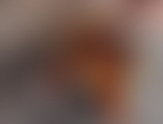 doudou hérisson plat au crochet dans la main d'un nourrison