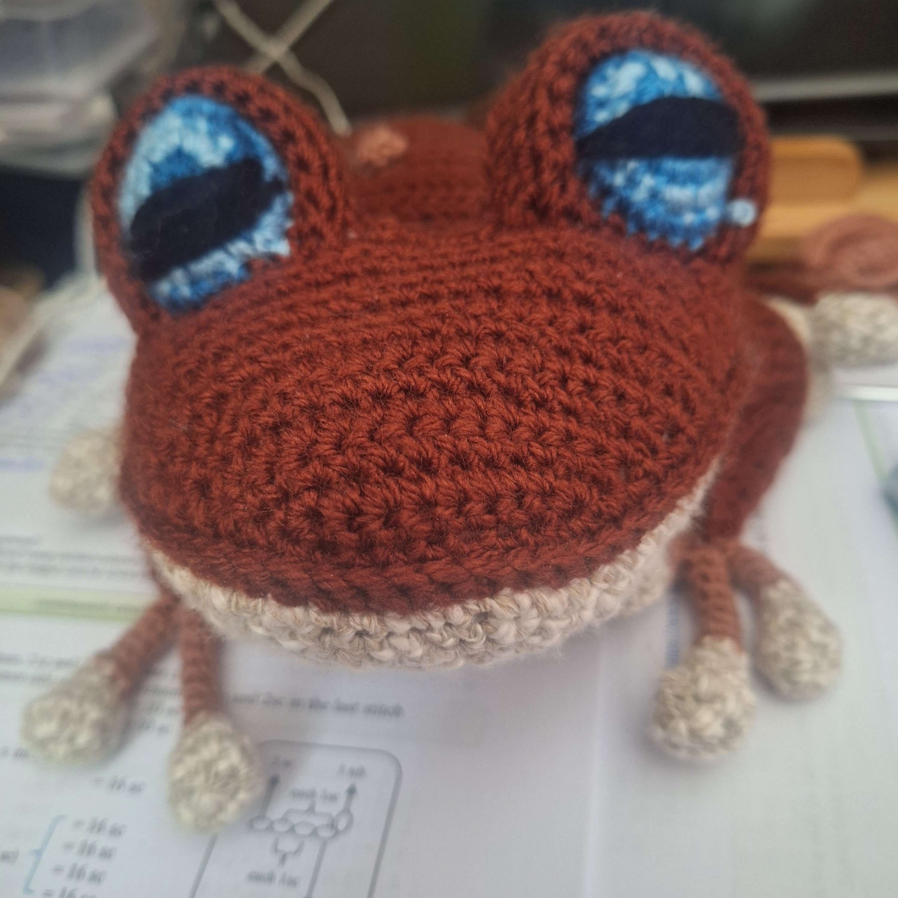 Trevor, peluche crapaud commun marron, yeux bleu, vue de face