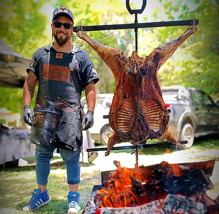 Asador de Eventos de Fuego preparando un delicioso cordero al palo, una tradición de sabor y calidad en cada evento