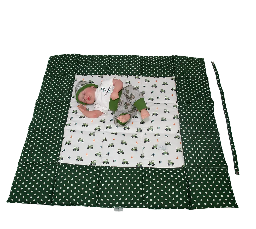 Miniaturbild: Krabbeldecke Traktor aufgeklappt und ein Baby liegt darauf
