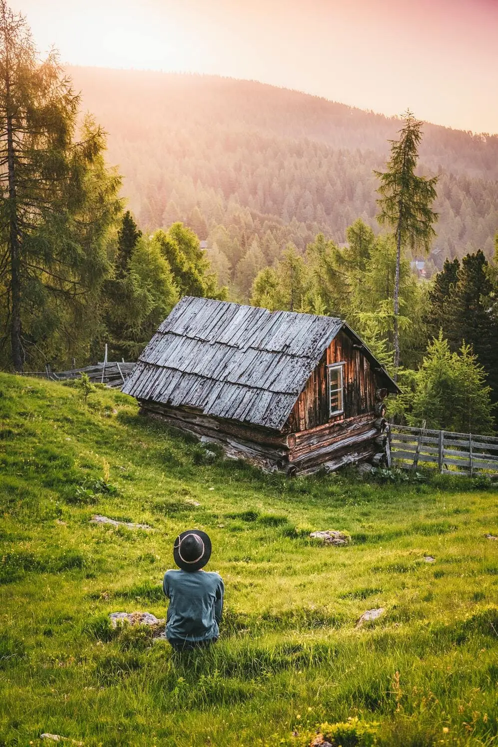 paysage-chalet-montagne-réflexion.webp
