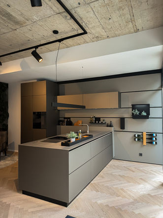 Glasküche Glas matt mit Edelstahl Arbeitsplatte, V-Zug und BORA Elektrogeräten und Quooker
