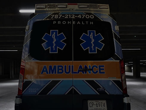 Ambulancia de Pro Health en Puerto Rico con número de contacto para emergencias y traslados médicos y servicios privados.