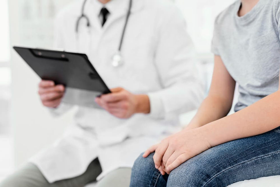 médecin qui parle avec une patiente