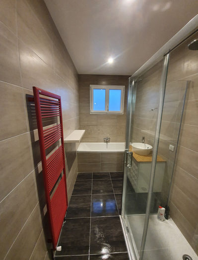 salle-de-bain-avec-douche-baignoire-renovee