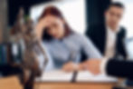 femme qui signe un document de justice