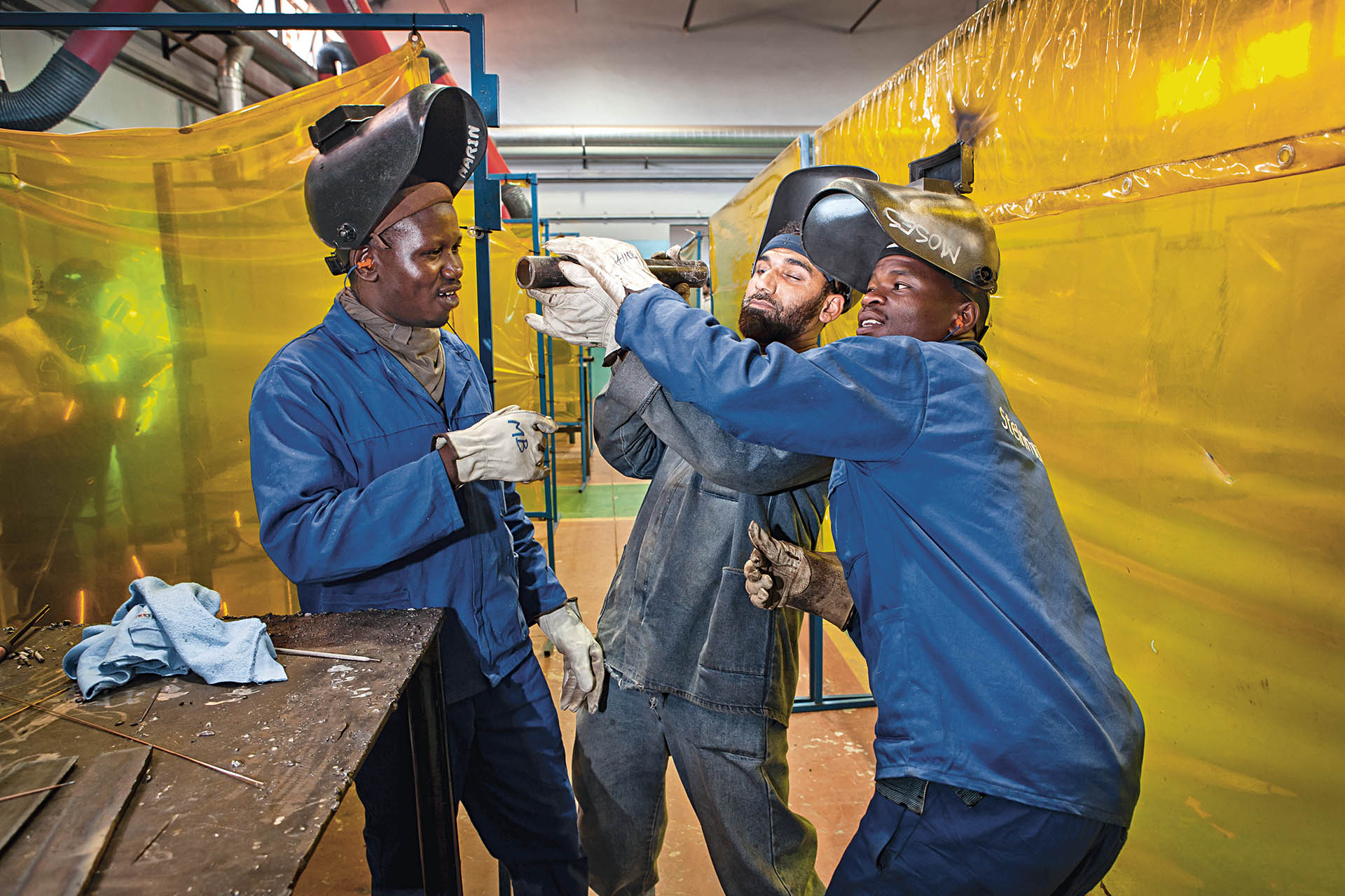 инженер сварщик.