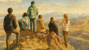 ילדים עומדים על הר וצופים בנוף במהלך טיול שנתי