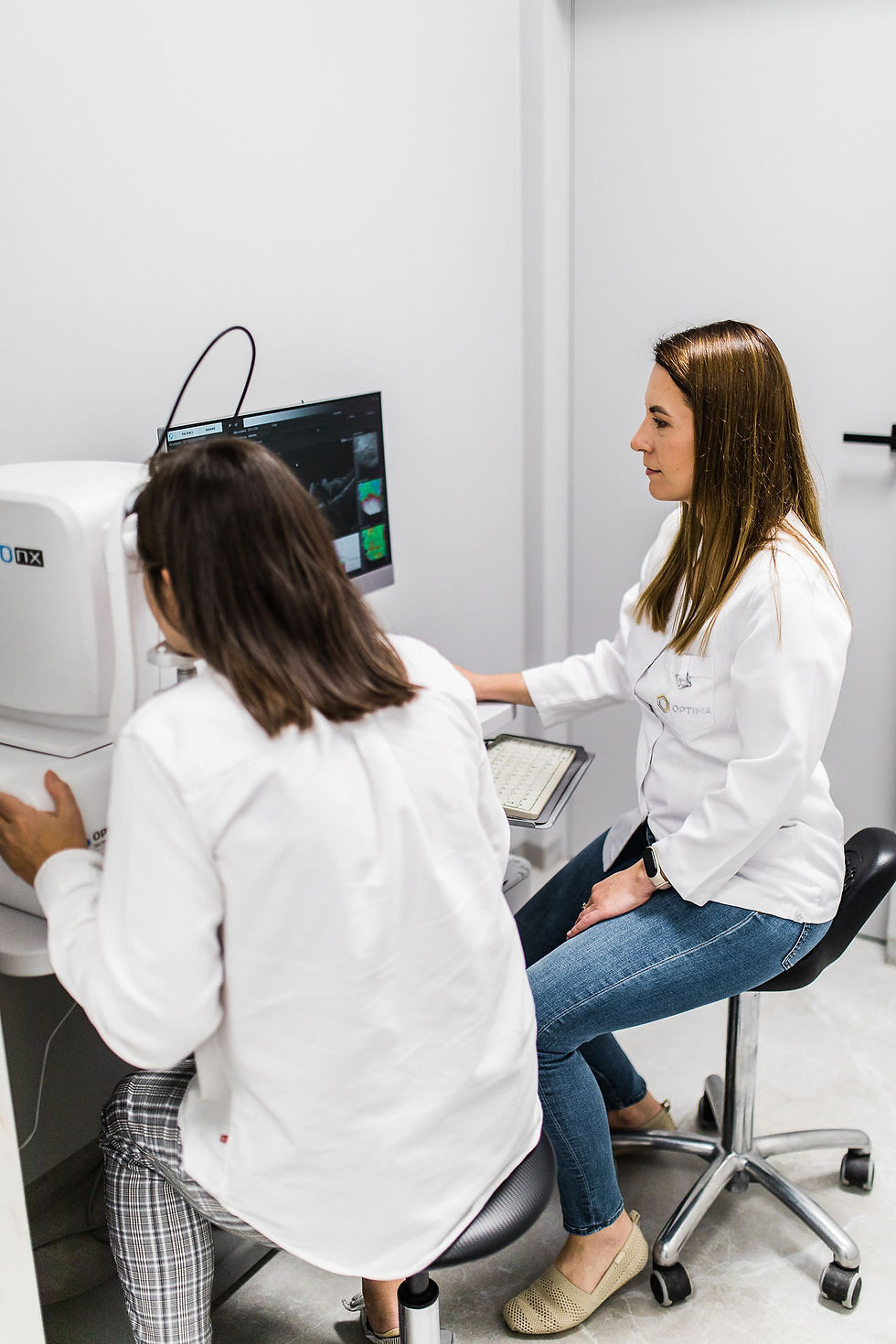 Nieinwazyjne badanie OCT plamki umożliwiające ocenę struktury centralnej części siatkówki w diagnostyce i kontroli chorób plamki.