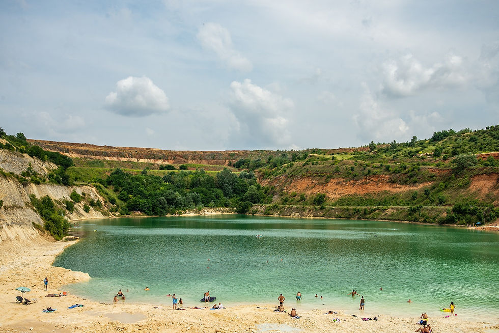 Posetioci na obali Bešenovačkog jezera.