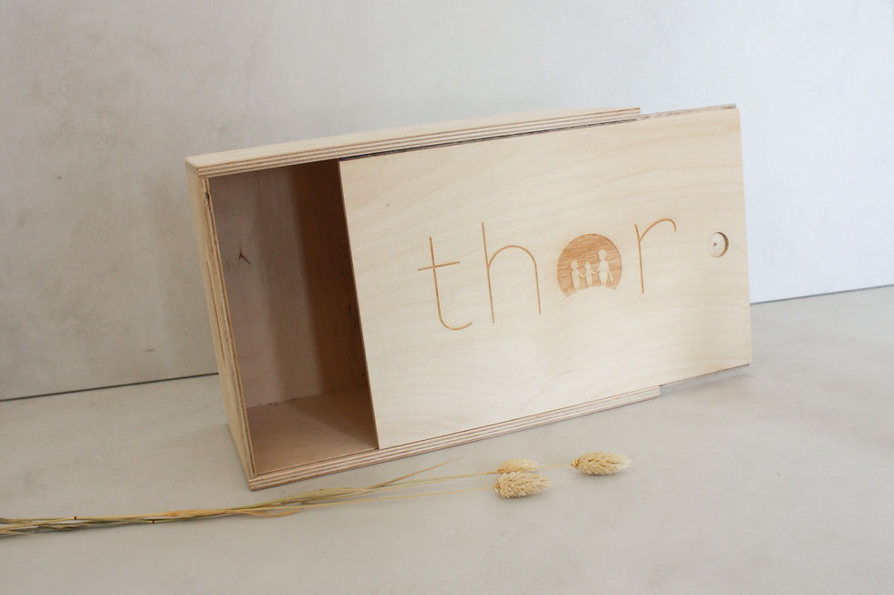 Thumbnail: Opbergkist met schuifdeksel gegraveerd