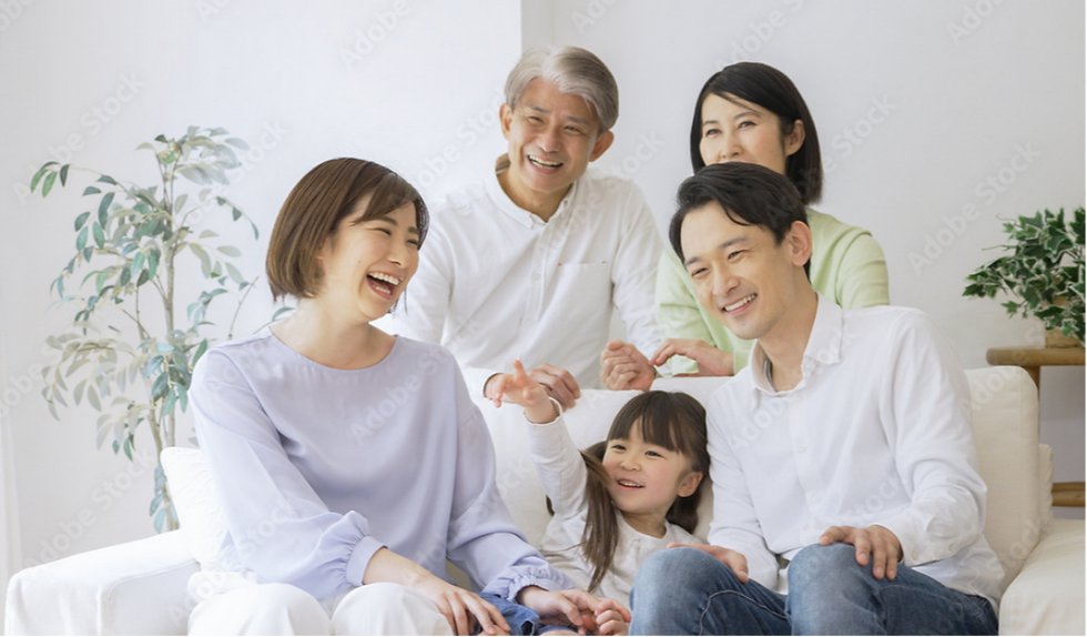 家族が笑っている