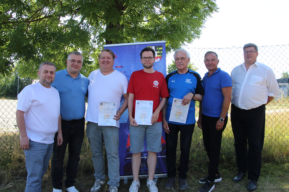 von links: Markus Habermeyer (Vizepräsident Sport des DKBC), Patrick Lindthaler (Bezirksvorsitzender), Raimund Krug (60 Jahre SKC Adler Eichenhüll), Maximilian Kraus (60 Jahre 1. FC Lichtenfels), Erwin Richter (60 Jahre SKC Staffelstein), Ralf Kleinert (BSKV-Präsident) und Thomas Stubenrauch (Bezirkssportwart)