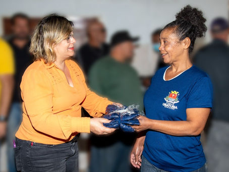 Prefeita Flavia Pascoal entrega uniformes para servidores municipais de Ubatuba