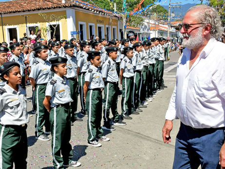 Toninho Colucci amplia Ensino Médio Cívico-Municipal e consolida Educação como prioridade em Ilhabela