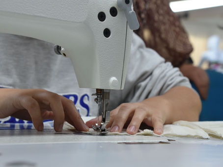 Fundo Social de Ilhabela certifica mais 10 alunas em workshop de consertos e reparos em costura