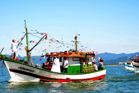 Barcos ao Mar celebra tradição caiçara e abre temporada da pesca do camarão em Caraguatatuba