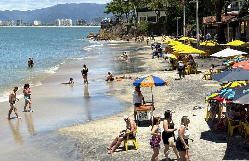 Caraguatatuba fixa limite para locação de cadeiras e guarda-sóis nas praias em 2026