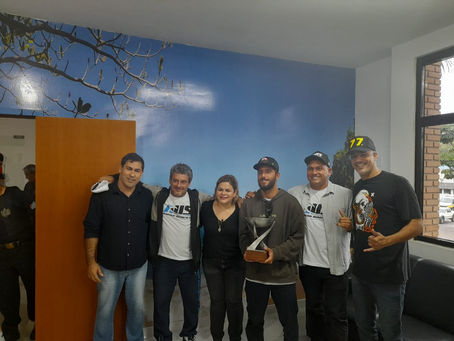 Flavia Pascoal faz homenagem para o campeão Filipe Toledo