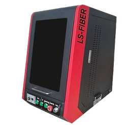 L'image présente la machine de gravure laser fibre LS-FIBER dans toute sa robustesse et son ingéniosité technologique. Au premier regard, on est frappé par son design élégant et compact, qui témoigne de son efficacité dans les environnements de travail les plus exigeants. La machine est équipée d'une source laser fibre de pointe, disponible en trois configurations de puissance : 30W, 50W ou 100W. Cette variété de puissances offre une flexibilité remarquable, permettant de s'adapter à une large gamme de matériaux et d'applications, de la gravure fine à la découpe précise sur une multitude de métaux. Le boîtier de la machine est construit avec des matériaux de qualité industrielle, assurant une durabilité à toute épreuve. Son interface utilisateur intuitive facilite la navigation et la programmation des tâches, permettant aux opérateurs de travailler avec une efficacité maximale. Les performances de la LS-FIBER sont impressionnantes. Grâce à sa technologie de pointe, elle offre une vi