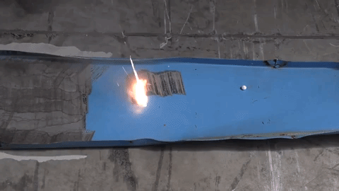 Le nettoyage laser de la peinture est une technique moderne qui utilise un faisceau laser pour enlever la peinture sur les surfaces. Cette méthode est de plus en plus utilisée dans l'industrie automobile, l'aérospatiale et même dans la restauration d'œuvres d'art.  Le laser émet un faisceau de lumière à haute énergie qui vaporise la peinture sur la surface. Cette technique ne produit aucun déchet car la peinture vaporisée est absorbée par un système d'aspiration. Cette méthode est également très précise et n'endommage pas la surface en dessous de la peinture.  Le nettoyage laser de la peinture est utilisé pour enlever la peinture ancienne ou endommagée avant d'appliquer une nouvelle couche de peinture ou de vernis. Cette technique est également utilisée pour enlever les graffitis sur les murs ou pour enlever les marques de circulation sur les routes.  En conclusion, le nettoyage laser de la peinture est une méthode efficace, précise et respectueuse de l'environnement pour enlever la pe