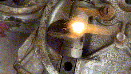 Le dégraissage laser de surface est une technique qui permet de nettoyer les surfaces des pièces métalliques sans utiliser de produits chimiques. Le processus consiste à exposer la surface de la pièce à un faisceau laser pulsé à haute énergie, qui vaporise et enlève les couches de contaminants et de graisse. Cette technique est idéale pour nettoyer les pièces avant le soudage, la peinture ou d'autres traitements de finition, car elle assure une adhérence optimale des traitements. Le dégraissage laser de surface est efficace et écologique, car il ne produit pas de déchets nocifs et réduit l'utilisation de produits chimiques. Il est également très précis et peut être utilisé sur des pièces complexes avec des formes et des géométries variées.