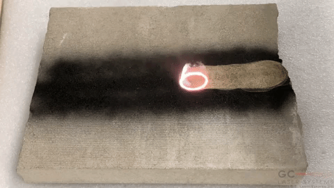Le nettoyage laser est une méthode efficace pour enlever les grafitis des surfaces dures telles que la pierre, le béton et le métal. Le laser brûle le pigment du graffiti sans endommager la surface sous-jacente, laissant une finition propre et sans résidus. Cette méthode est utilisée par les entreprises spécialisées dans le nettoyage de grafitis, les gouvernements locaux et les propriétaires de bâtiments pour éliminer rapidement et efficacement les grafitis disgracieux. Cependant, il est important de noter que le nettoyage laser nécessite un équipement spécialisé et peut être coûteux. De plus, la sécurité est également une préoccupation importante car le faisceau laser peut être dangereux s’il est mal utilisé.