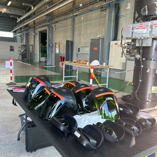 Démonstration de décapage laser par LASERDISTRI SERVICE dans une centrale nucléaire EDF : des techniciens spécialisés utilisent un équipement laser de haute précision pour décontaminer des surfaces métalliques, réduisant la création de déchets secondaires. L’équipe, en collaboration avec les opérateurs de la centrale, montre l’efficacité et la sécurité de cette technologie innovante dans un environnement nucléaire, garantissant une décontamination propre, rapide et respectueuse des standards industriels exigeants