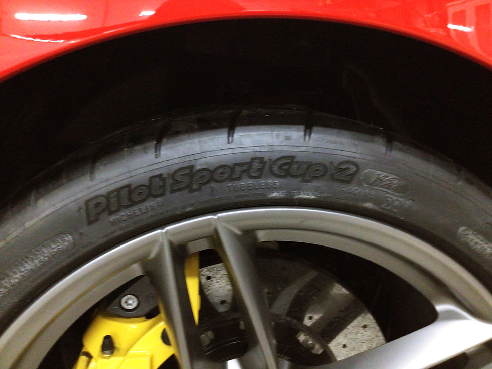 サムネイル： フェラーリ 488GTBのタイヤ交換作業 ミシュランパイロットスポーツCUP2装着（Ferrari承認タイヤK2）