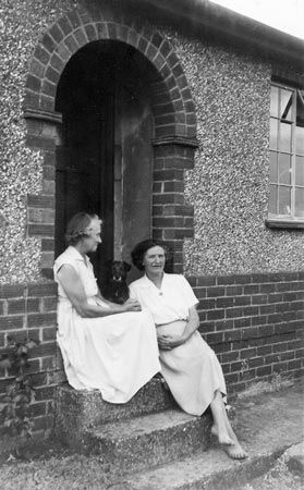 Gladys and Dorothy Bishop at Hanwell Fields