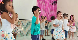 Escolas Municipais Celebram o Dia das Mães com Apresentações Emocionantes