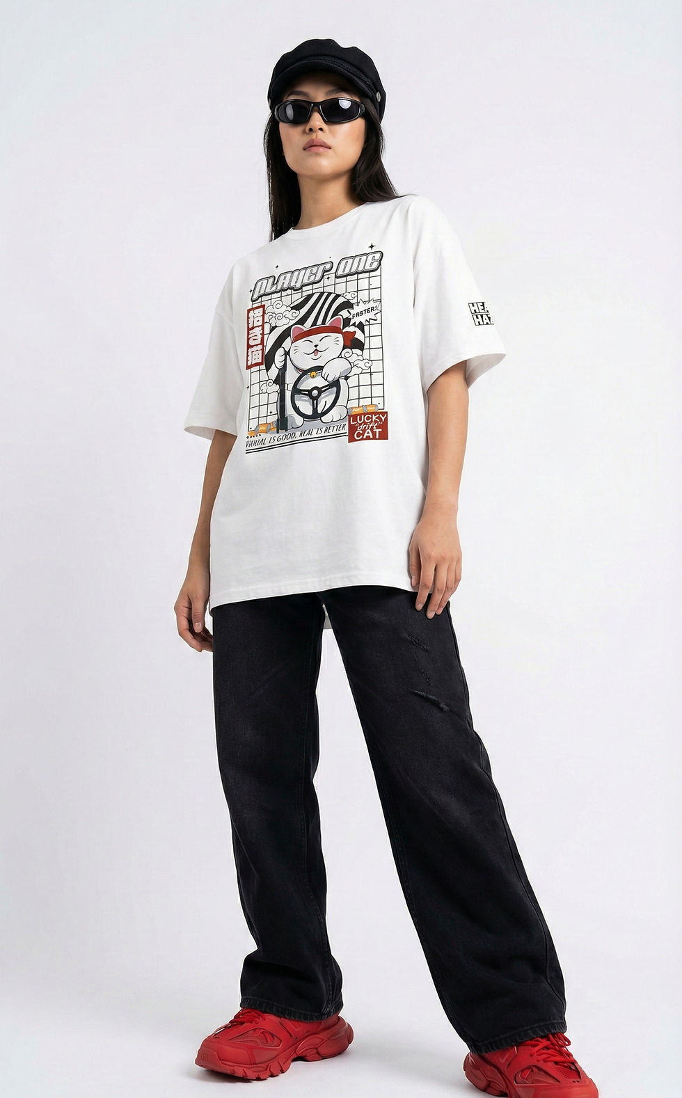 une femme porte un tshirt blanc drift Maneki Neko Heavy haze