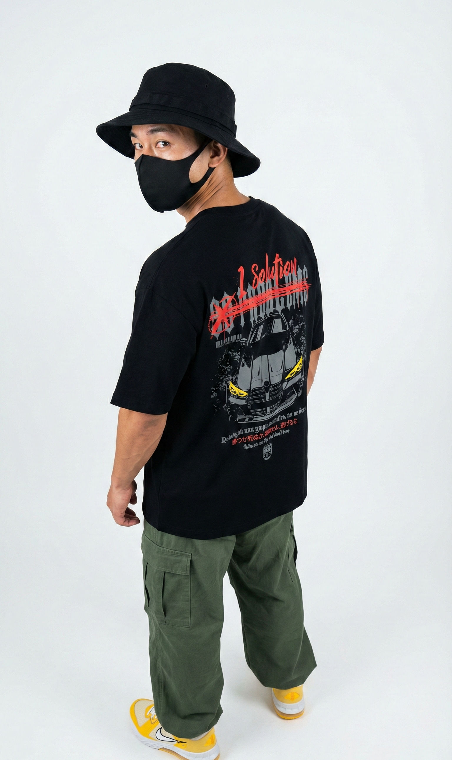 Homme porte un T-Shirt noir Streetwear "99 Problems" - BMW & Car Culture - Heavy Haze