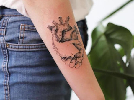 💖 手が心を抱くタトゥー: 愛と力の象徴 💖[ソウル弘大タトゥー(韓国)]