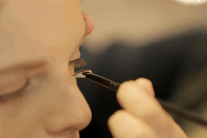 7732fe558ba2075966fdd47c431109bfa5-4-new-ways-to-apply-mascara-3.h473.w710.gif