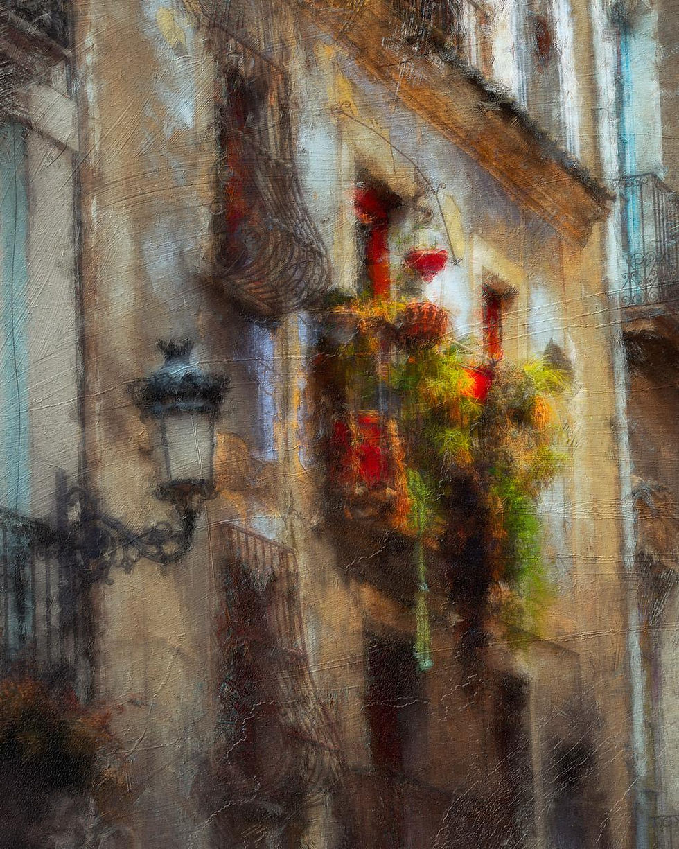 A color painting depicting the facade of a building, in a creamy yellow hue, during the day. On the left, we see an unlit streetlamp on the wall, with an antique appearance and intricate metalwork.

Above the facade, we see several windows with highly ornate wrought-iron grilles in the shape of half-teardrops. In the center of the facade, there is a terrace overflowing with colorful, cascading plants.

The image shows textures of dried paint, brushstrokes, etc., and the overall texture is somewhat diffuse, with the boundaries of the elements slightly undefined.