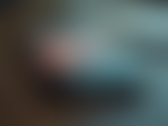 Close-up de smartphone com tela do Instagram aberta em uma postagem com legenda envolvente