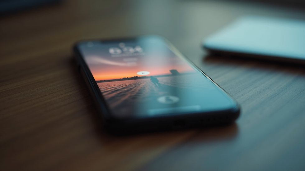 Close-up de smartphone com tela do Instagram aberta em uma postagem com legenda envolvente