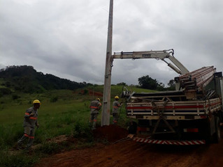 Início da instalação da rede elétrica do condomínio Residencial Olhos D'Água.