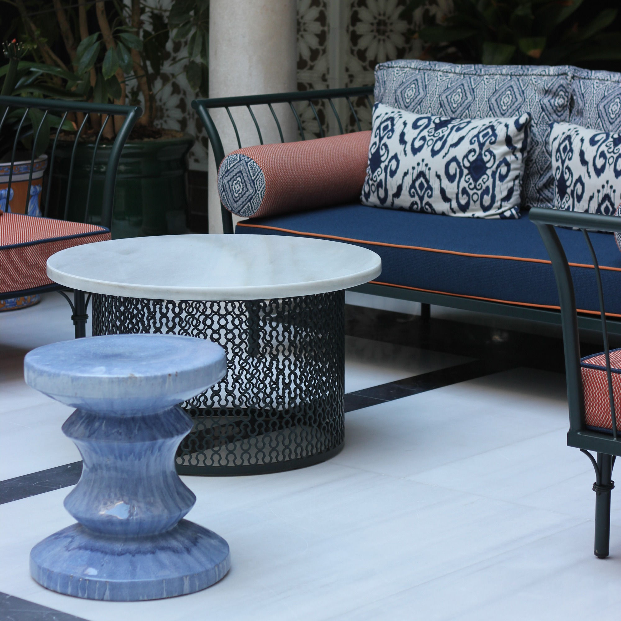 Mesa de centro con base calada