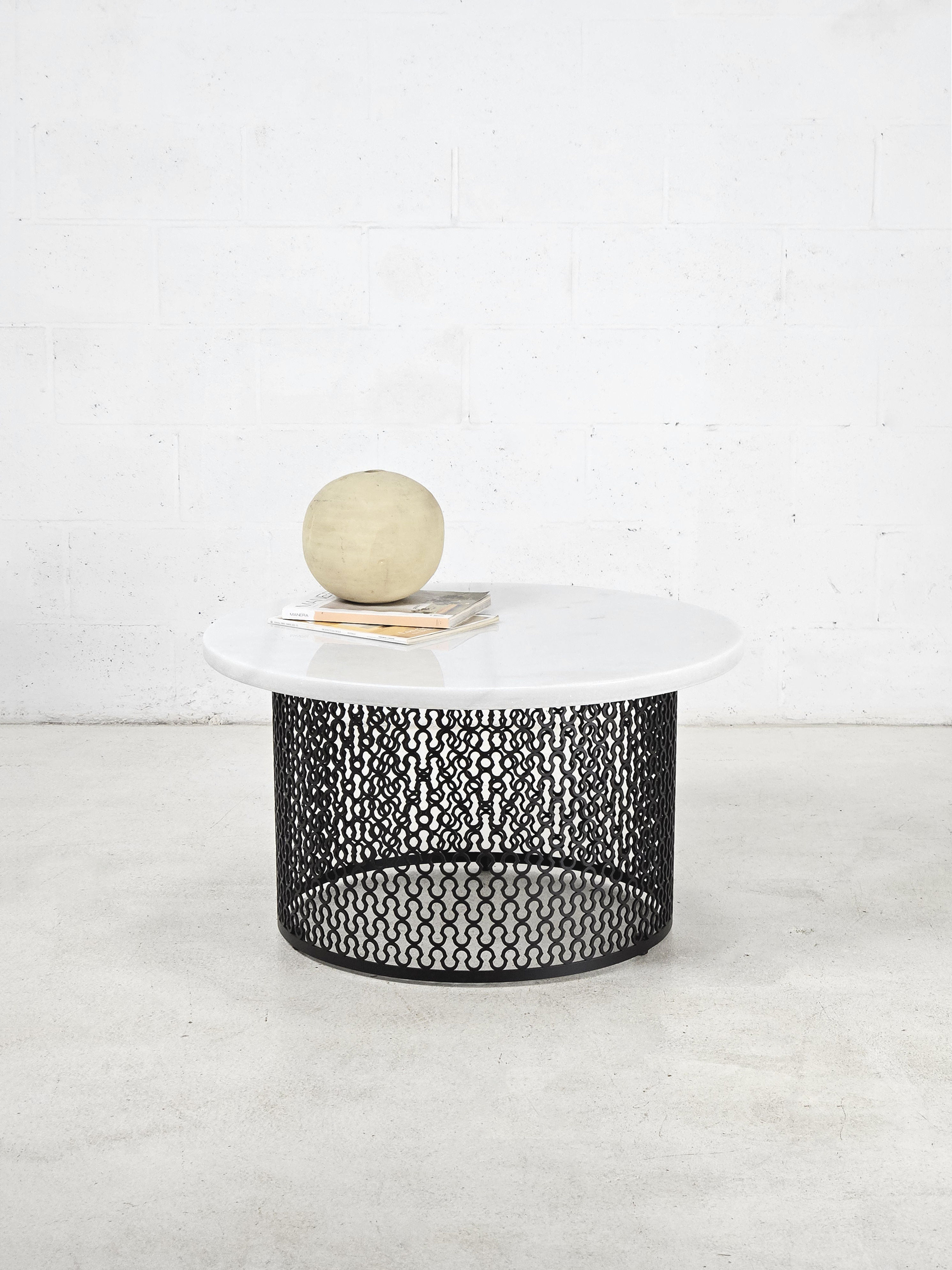 Mesa de centro con base calada