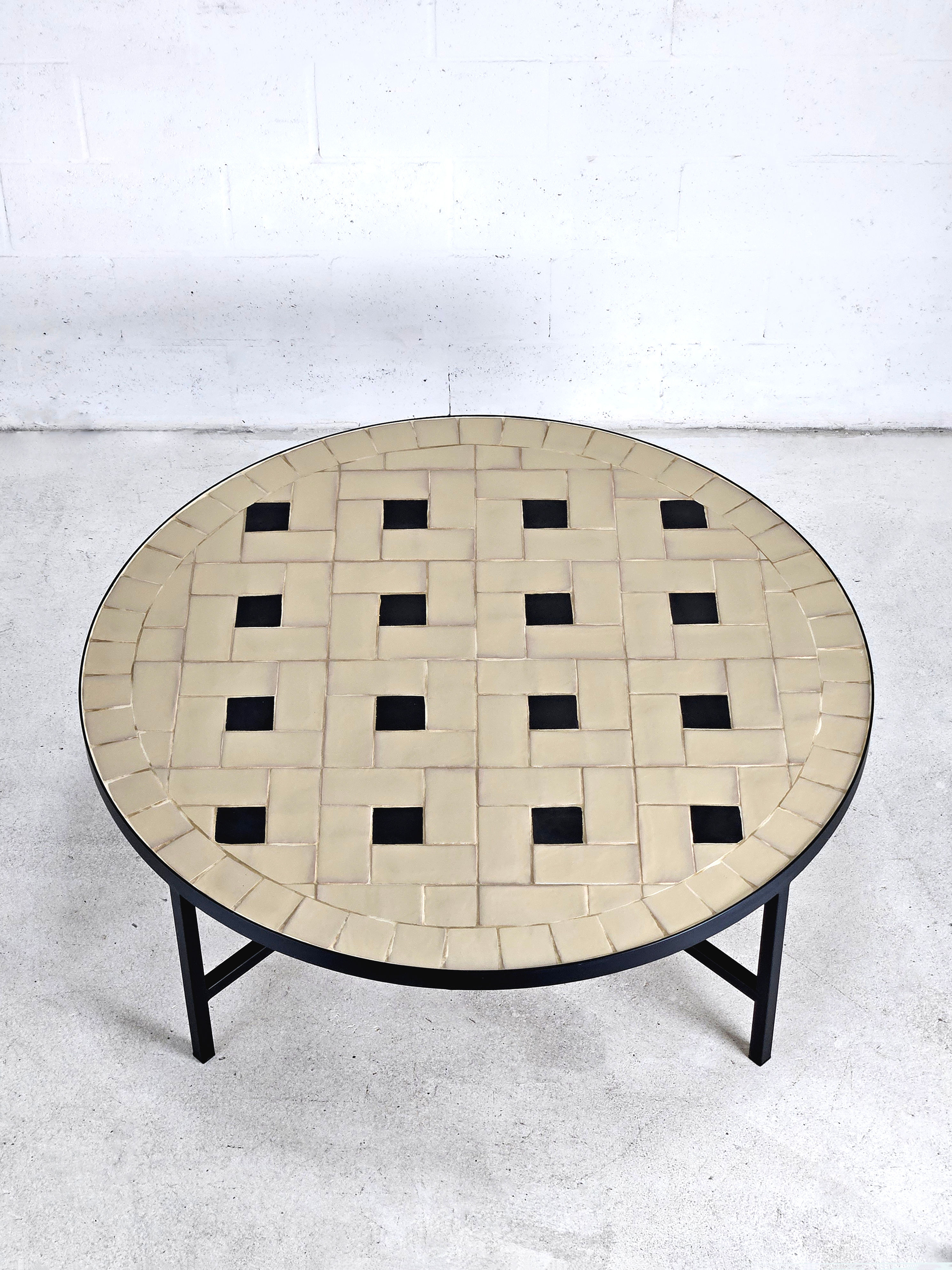 Mesa de centro redonda con sobre de azulejos