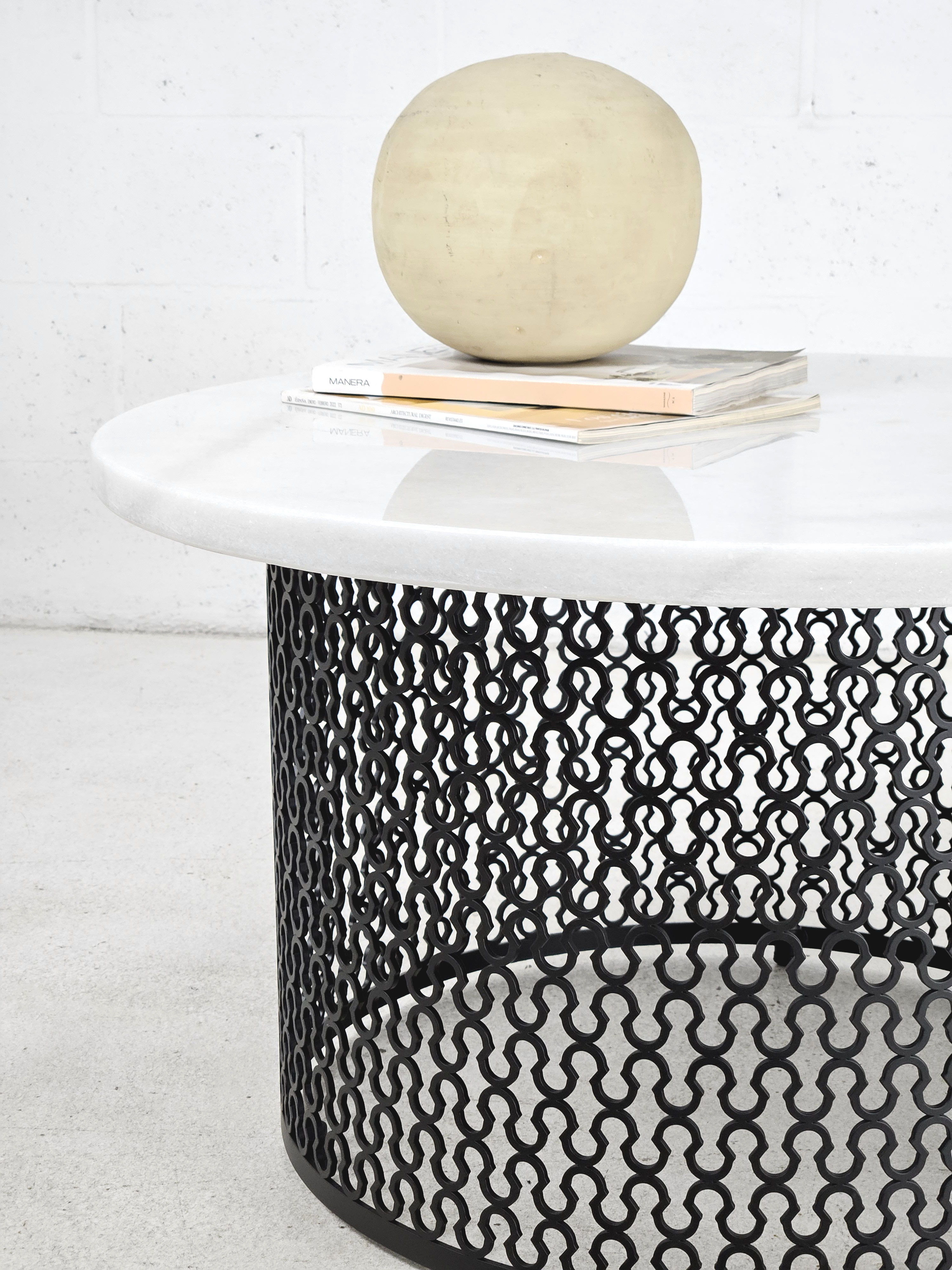 Mesa de centro con base calada