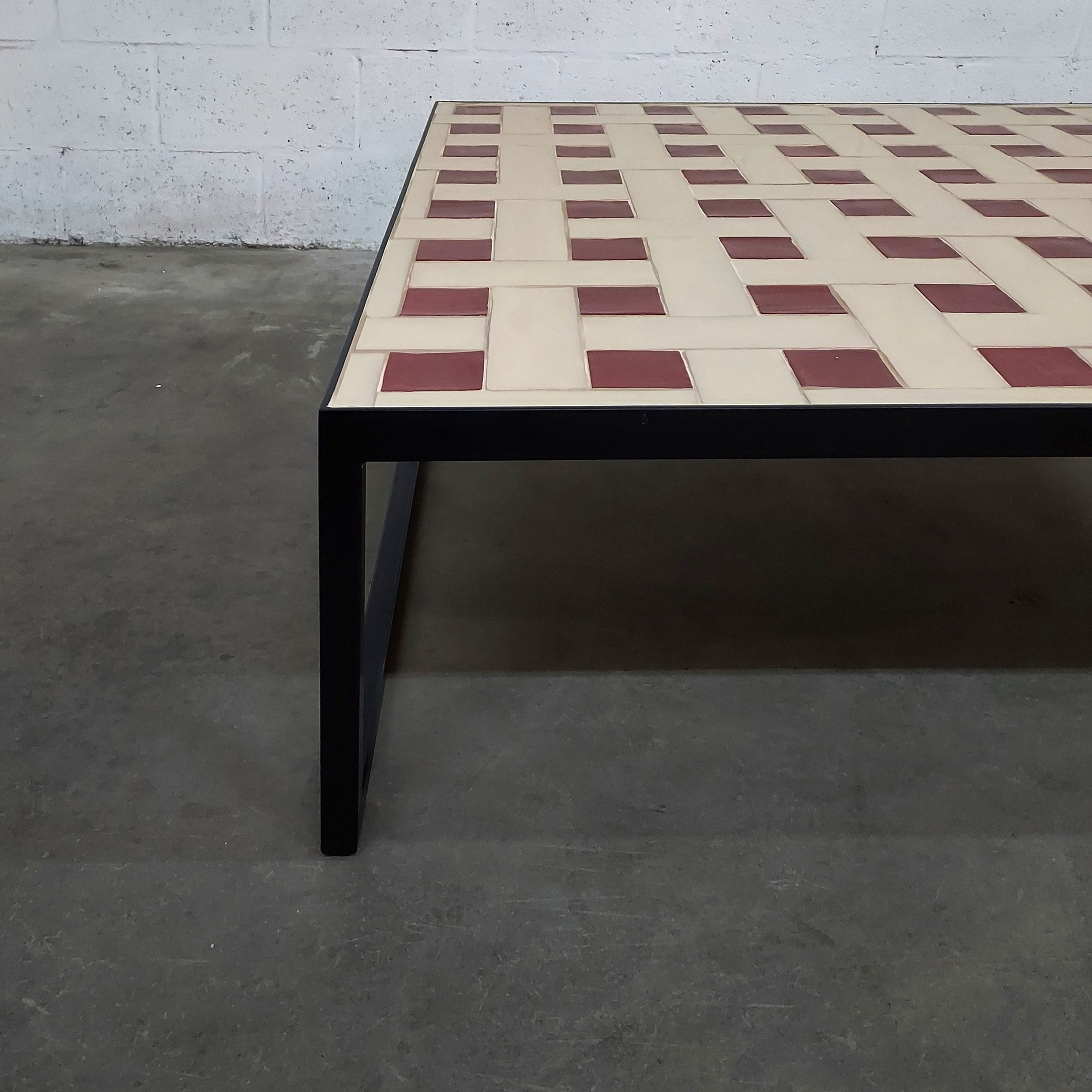 Mesa de centro con sobre de azulejos