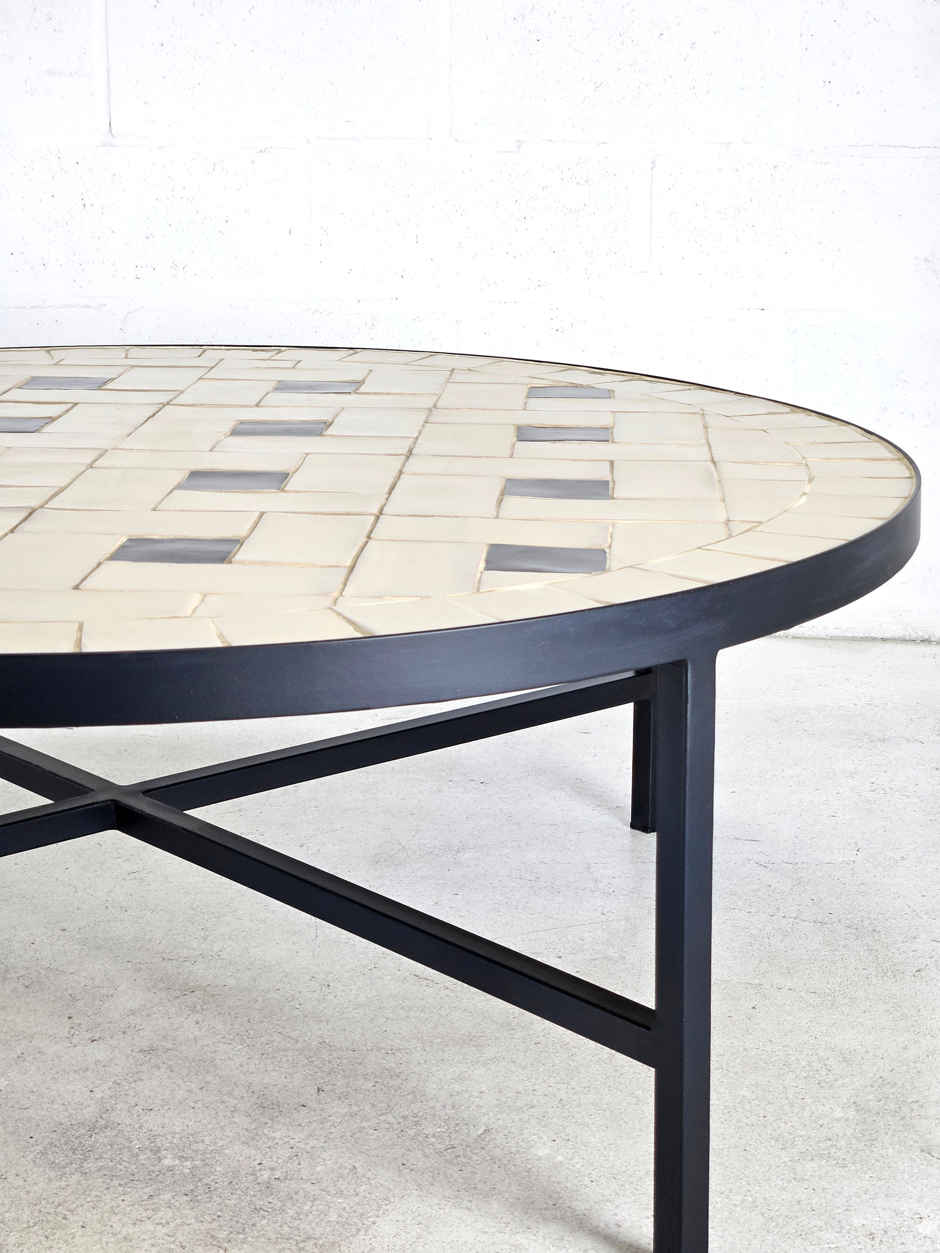 Mesa de centro redonda con sobre de azulejos