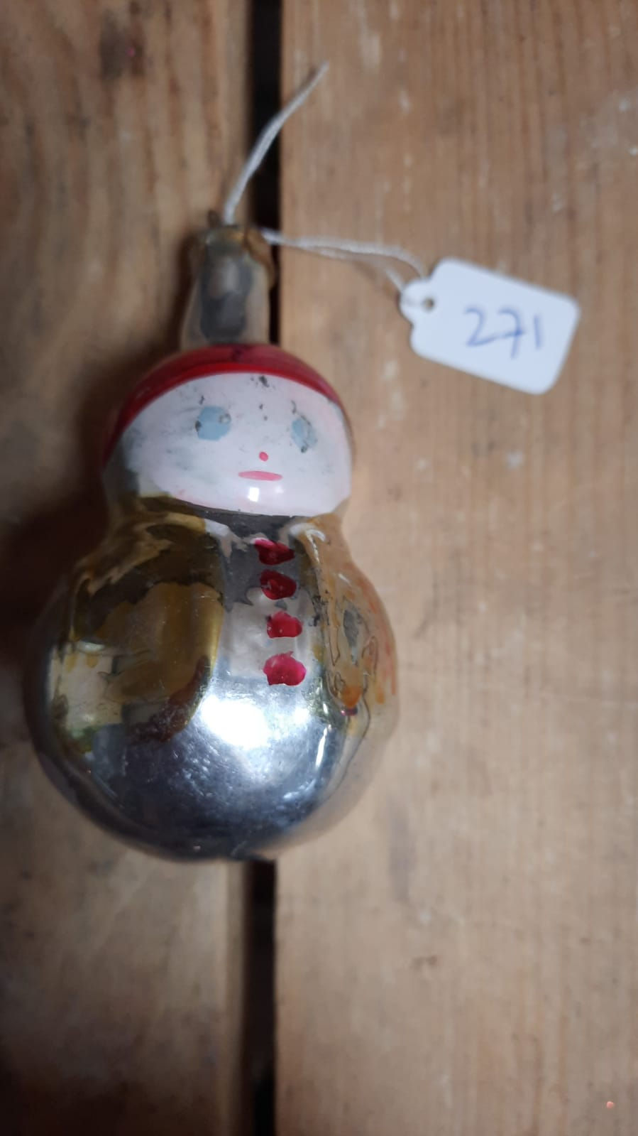Thumbnail: Oude kerstbal. Kerstpopje met dikke bol