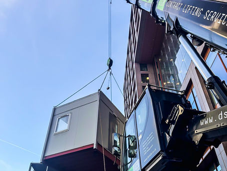 Liebherr LTC1050 Supporting Complex Lifts in Canary Wharf